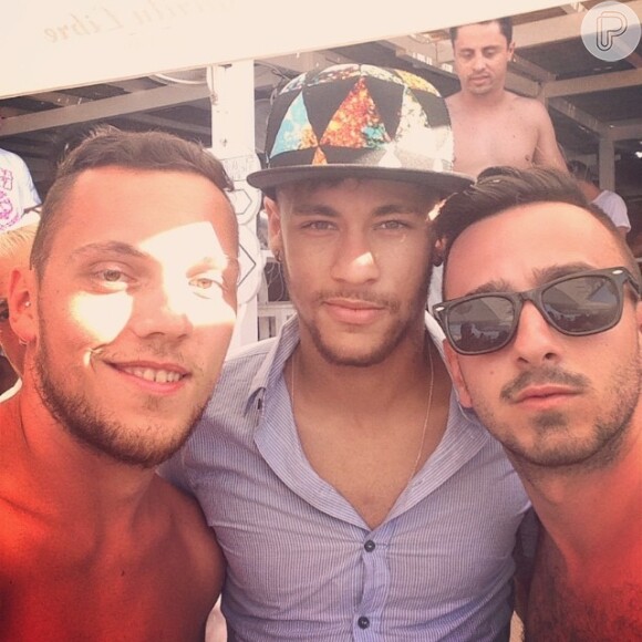 Em Ibiza, Neymar foi muito assediado por fãs
