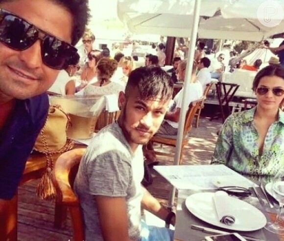 Neymar posa para foto com fã durante almoço com Bruna Marquezine na ilha de Formentera
