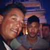 Neymar posa para foto com fã na Marina Botafogo em Ibiza, na Espanha