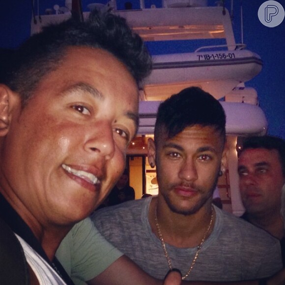 Neymar posa para foto com fã na Marina Botafogo em Ibiza, na Espanha