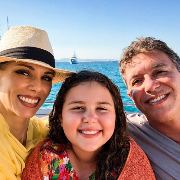 'Será mais uma semana de luta, mas o mais importante disso tudo é que não estou sozinha. Tenho ao meu lado o amor de minha família, amigos e tenho esse carinho que recebo diariamente de vocês por aqui', declarou Ana Furtado