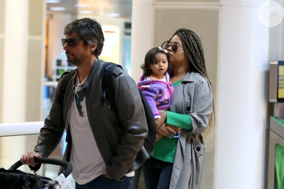 Juliana Alves foi fotografada com marido e a filha, Yolanda, em aeroporto do Rio