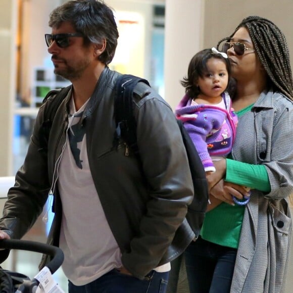 Juliana Alves foi fotografada com marido e a filha, Yolanda, em aeroporto do Rio