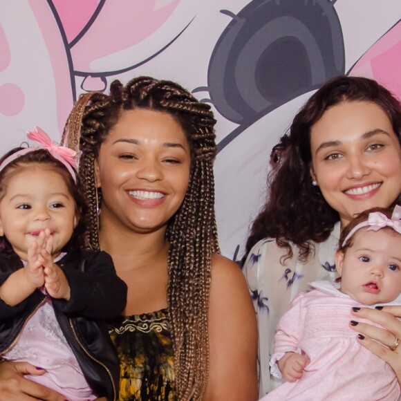 Débora Nascimento e a pequena Bella marcaram presença na festinha de 10 meses de Yolanda, filha de Juliana Alves com o diretor Ernani Nunes