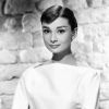 A atriz Audrey Hepburn foi quem eternizou a elegância minimalista e o decote canoa