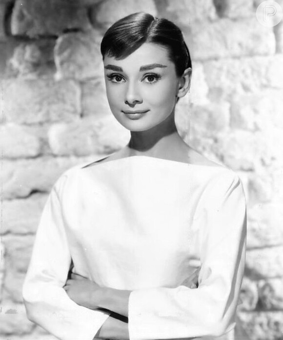 A atriz Audrey Hepburn foi quem eternizou a elegância minimalista e o decote canoa