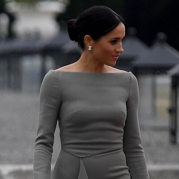 Mas em diversos outros looks, como esse Rouland Mouret usado em visita à Irlanda, Meghan revela sua preferência pelo decote