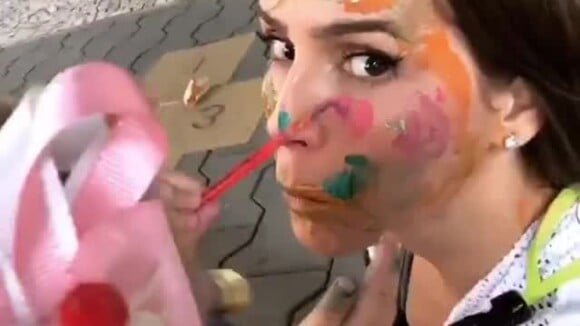 Deborah Secco mostrou a filha, Maria Flor, pintando seu rosto ao lado de amiguinhas