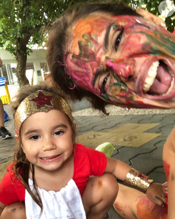 Deborah Secco mostrou a brincadeira com a filha, Maria Flor, no Instagram