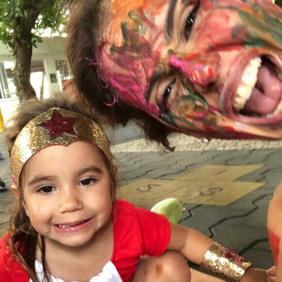 Deborah Secco mostrou a brincadeira com a filha, Maria Flor, no Instagram