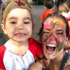 Deborah Secco teve o rosto pintado pela filha, Maria Flor, nesta segunda-feira, 23 de julho de 2018