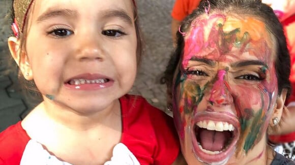 Deborah Secco tem o rosto pintado pela filha, Maria Flor: 'Salvou minha segunda'