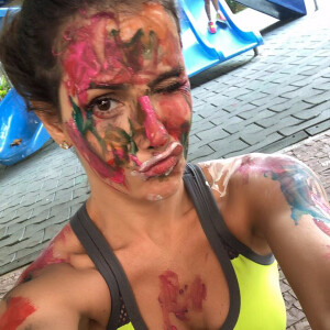 Deborah Secco exibiu o rosto pintado pela filha, Maria Flor, no Instagram