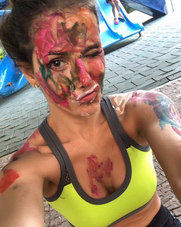 Deborah Secco exibiu o rosto pintado pela filha, Maria Flor, no Instagram