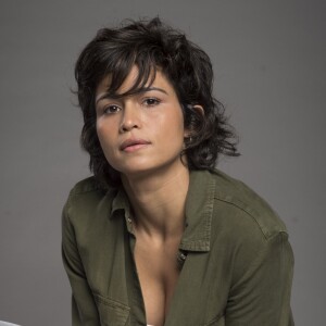 Doralice (Roberta Rodrigues) flagra Maura (Nanda Costa) e Ionan (Armando Babaioff) vendo berços em lojas da web e se revolta, nos próximos capítulos da novela 'Segundo Sol': 'Escolhendo o bercinho do bebê que vai ter com sua amante?'