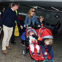 Luciano Huck e Angélica desembarcam com os três filhos em aeroporto de SP