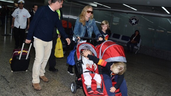 Luciano Huck e Angélica desembarcam com os três filhos em aeroporto de SP