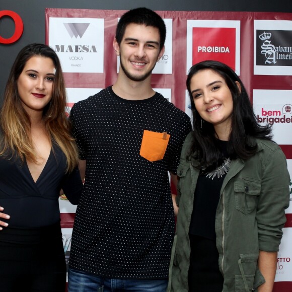 'Resta saber se é Bia e Laura na foto ou Bia e Fátima', afirmou um admirador de Fátima Bernardes