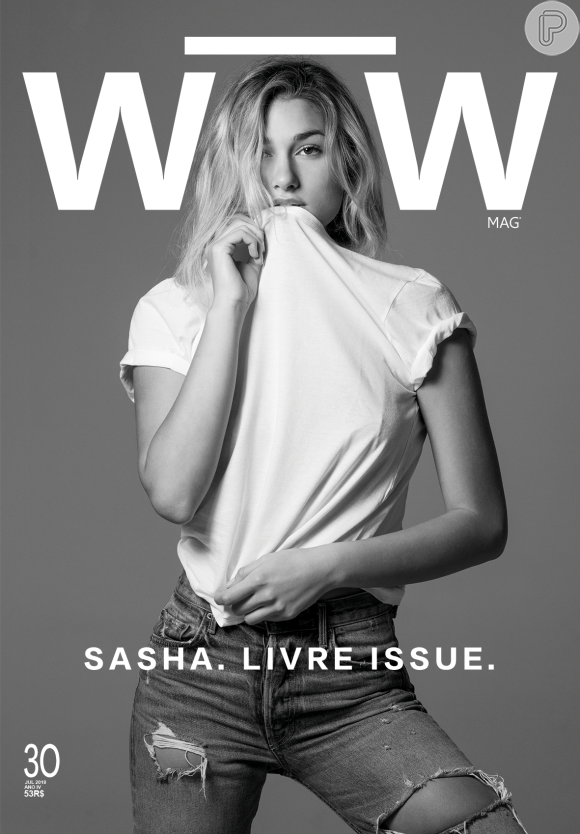 Sasha Meneghel aparece deslumbrante de t-shirt básica e jeans detonado em capa de revista