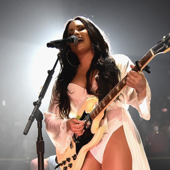 Demi Lovato já se internou algumas vezes em clínicas de reabilitação para tratar o vício em álcool, cocaína e oxy