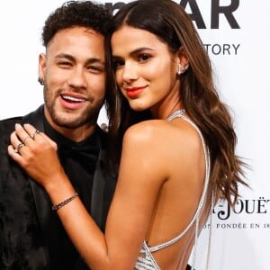 Neymar e Bruna Marquezine vão a casamento de amigo com Davi Lucca e família do jogador em Santos