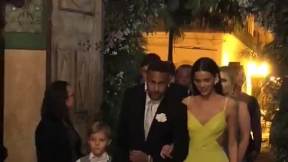 Neymar e Bruna Marquezine foram filmados pelo amigo David Brazil enquanto entravam na igreja