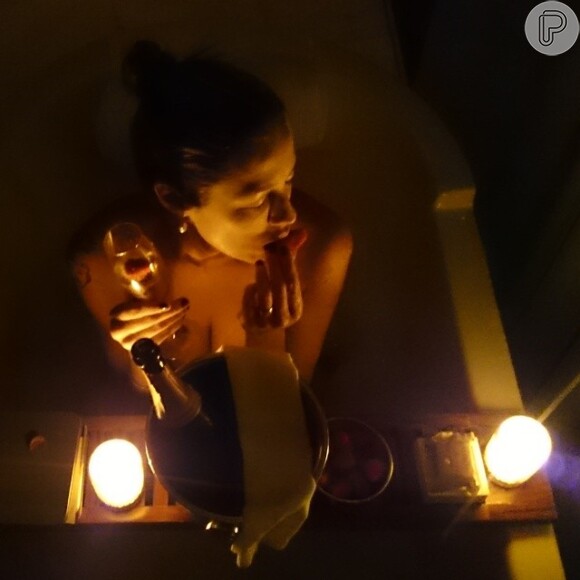 Pedro Scooby posta foto de Luana Piovani comendo morango e bebendo champanhe no Hotel Fasano, na noite desta segunda-feira, 28 julho de 2014