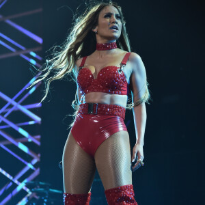 Jennifer Lopez mantém dieta de 1.392 calorias por dia e pratica atividades físicas para manter corpo saudável