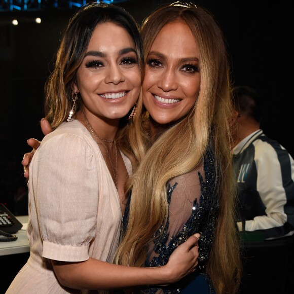 Vanessa Hudgens elogiou beleza de Jennifer Lopez em foto de biquíni
