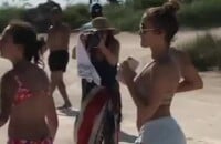Jennifer Lopez rebolou junto do namorado, Alex Rodriguez, ao caminhar em areia da praia