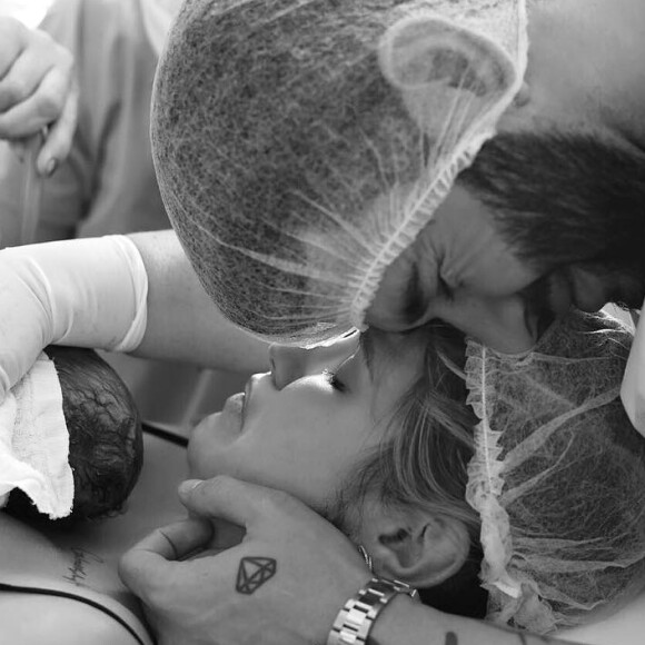 Gusttavo Lima elogiou a mulher, Andressa Suita, após nascimento do segundo filho nesta quarta-feira, 25 de julho de 2018