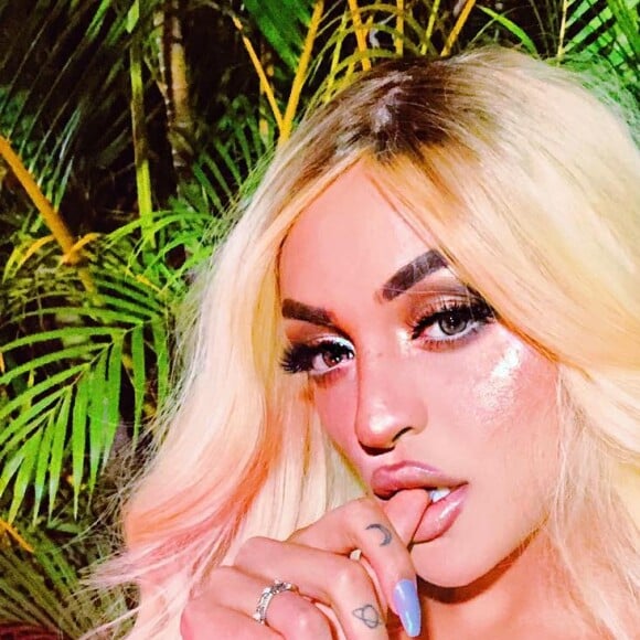Pabllo Vittar explicou que vai precisar cuidar do hematoma causado por acidente em ensaio: 'Deixando as brincadeiras de lado, vou cuidar do olho porque não consigo nem abrir'