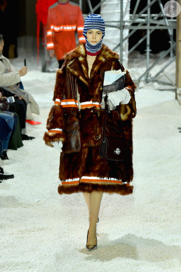 Os casacos longos com modelagem retrô podem ser usados em looks mais contemporâneos, como esse da Calvin Klein