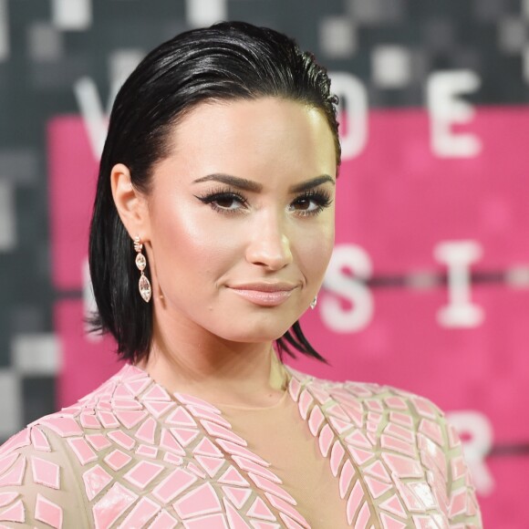 A internação de Demi Lovato após suspeita de overdose teria deixado Selena Gomez 'chateada e emocionada'