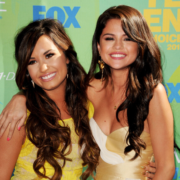 Selena Gomez falou com família de Demi Lovato após internação, de acordo com informações divulgadas nesta quarta-feira, dia 25 de julho de 2018