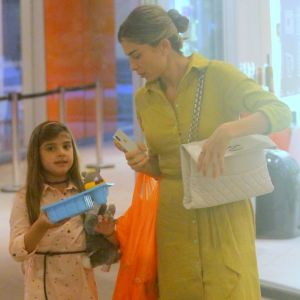 Grazi Massafera fez compras com a filha, Sofia, em shopping do Rio nesta quinta-feira, 26 de julho de 2018