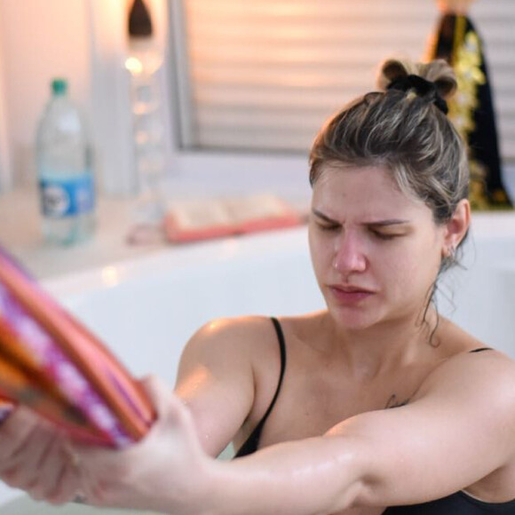 Andressa Suita mostrou fotos do parto humanizado nesta quinta-feira, 26 de julho de 2018