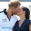 Príncipe Harry e Meghan Markle quebraram protocolos da família real ao trocaram beijo