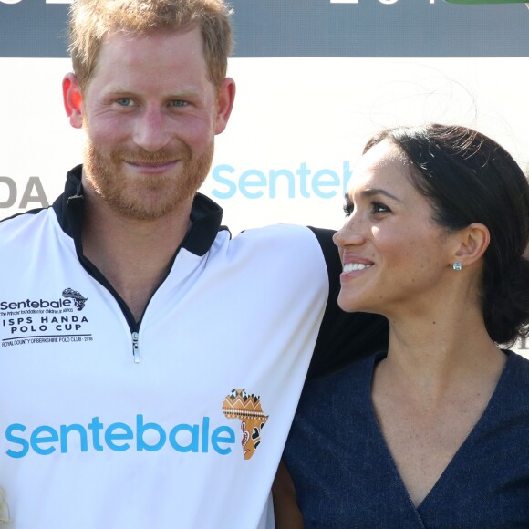 Príncipe Harry e Meghan Markle não esconderam a paixão após participarem do evento beneficente