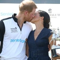 Meghan Markle e príncipe Harry quebram protocolo e trocam beijo em evento