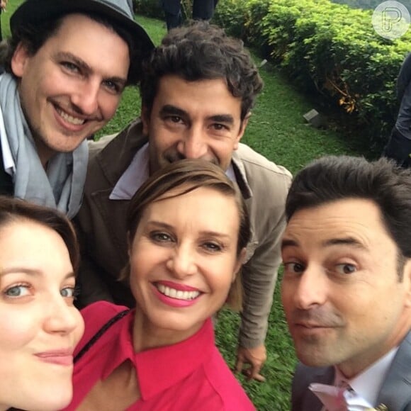 Paula Burlamaqui publicou uma foto ao lado de Emilio Orciollo Netto e de Nathalia Dill na festa de casamento do ator