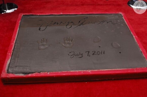 Na placa de Jennifer, a atriz deixou as marcas das suas mãos, pés e assinatura