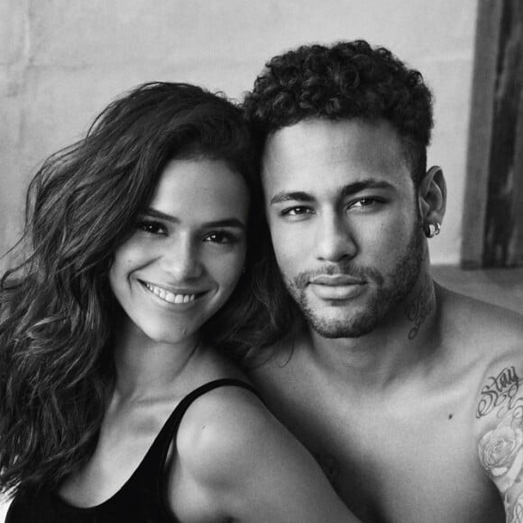 Bruna Marquezine posa de bosy ao lado de Neymar