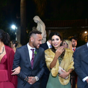 Neymar conversa com demais convidados do casamento de Samara Costa e Márcio Spinelli