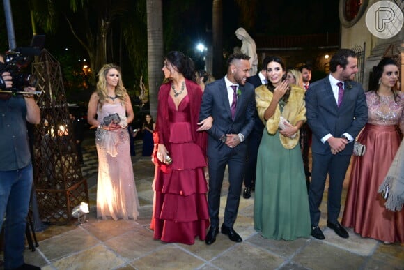 Neymar conversa com demais convidados do casamento de Samara Costa e Márcio Spinelli