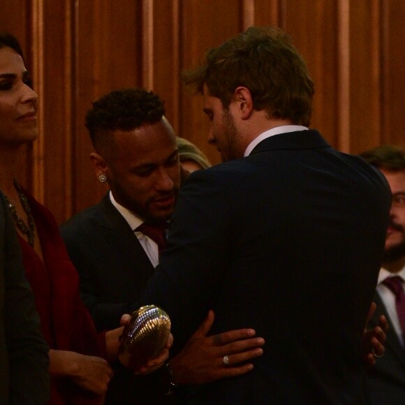 Neymar conversa com o noivo, Márcio Spinelli, após casamento