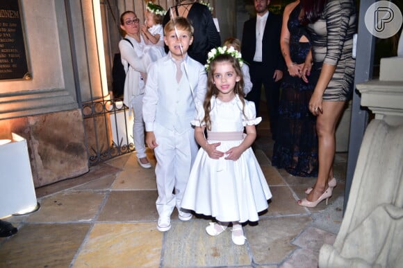 Davi Lucca, filho de 7 anos de Neymar e Carol Dantas, posa com uma das daminhas da cerimônia