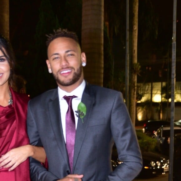 Sem Marquezine, Neymar encontra filho, Carol Dantas e namorado dela em casamento de amigos nesta quinta-feira, dia 26 de julho de 2018