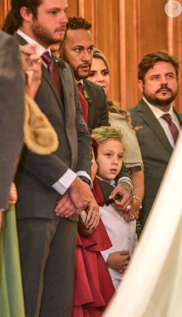 Neymar com o filho, Davi Lucca, no casamento da designer Samara Costa com o consultor financeiro Márcio Spinelli