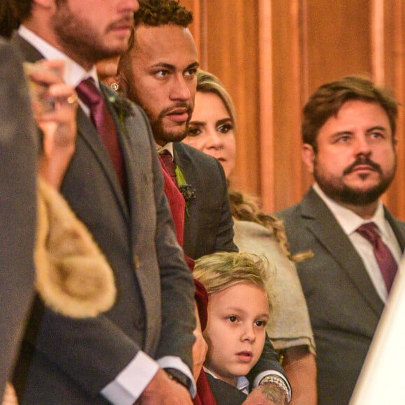 Neymar com o filho, Davi Lucca, no casamento da designer Samara Costa com o consultor financeiro Márcio Spinelli